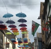 Schirme in Straße von Cardiff