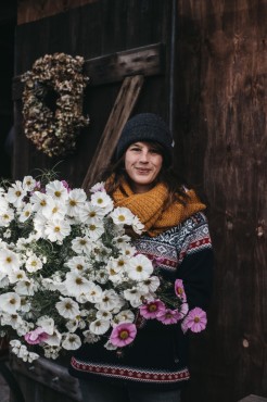 Chantal Remmert mit frischen Schnittblumen aus dem Garten