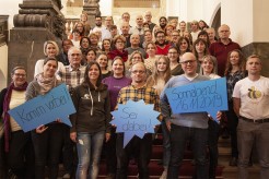 Foto von ca. 50 Vereinsvertreterinnen auf Treppe im Rathaus