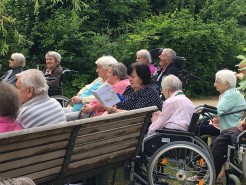 Senioren im Hof eines Pflegeheimes