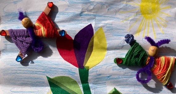 Ein Kind hat Schmetterlinge gebastelt und gemalt