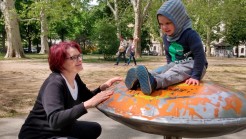 Sabine Maruschke mit Enkel auf dem Spielplatz