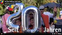Menschen in der Rikscha mit Luftballo 20 Jahre