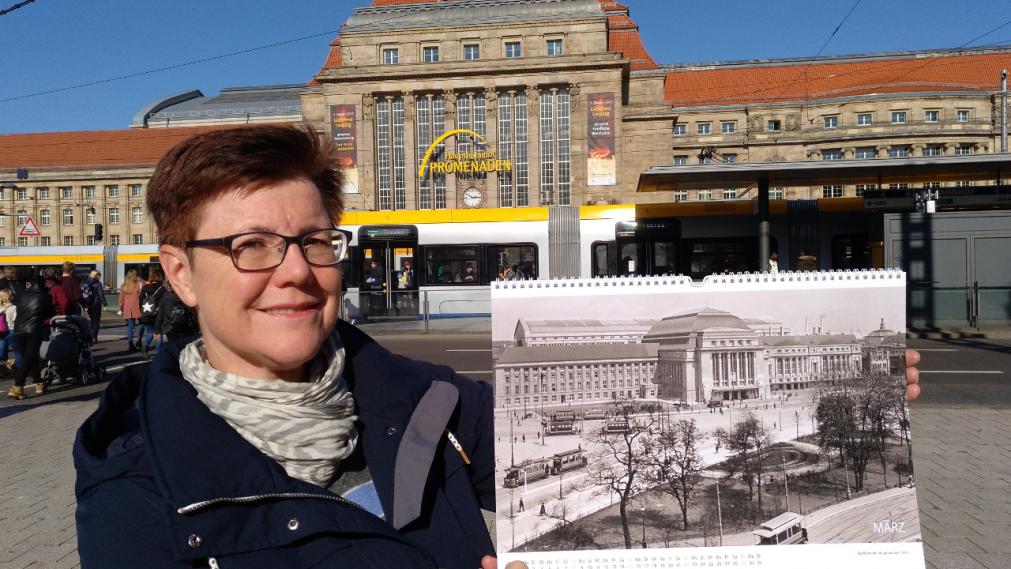 Angelika Kell mit Kalender 2020 vor dem Hauptbahnhof